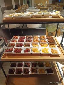 kilka tac wypełnionych różnymi rodzajami żywności w obiekcie Ji Hotel Wuxi Shuofang Airport w mieście Daqiangmen