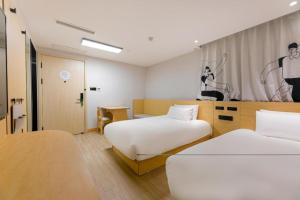 Łóżko lub łóżka w pokoju w obiekcie Hi Inn Xi'an Railway Station