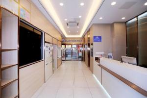 un couloir d'un hôpital avec un long couloir dans l'établissement Hi Inn Nanjing Youfang Bridge Metro Station, à Shazhou