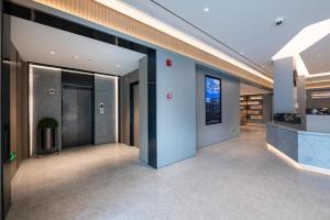 a lobby of a building with an open door at Ji Hotel Shanghai Yangpu Gym in Shanghai