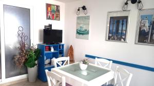comedor con mesa blanca y TV en Apartments Donda, en Split