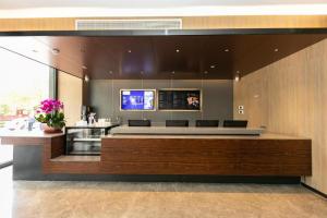 a lobby with a counter and aasteryasteryasteryasteryasteryasteryasteryasteryastery at Hanting Premium Hotel Xi'An Economic Development Zone High-Speed Railway New Town in Yaodian