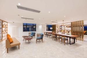 Gallery image of Hanting Premium Hotel Dalian Airport in Gezhenbao