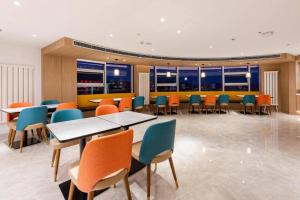 Un restaurante o sitio para comer en Hanting Premium Hotel Dalian Airport