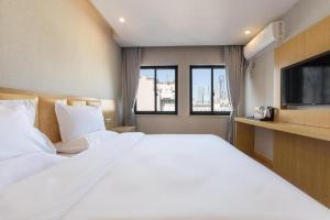 A bed or beds in a room at Hanting Hotel Shanghai Waitan Jiujiang Road