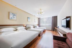 Giường trong phòng chung tại Hanting Premium Hotel Hangzhou Gongwang Street Metro Station