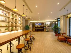 Lounge nebo bar v ubytování Hanting Hotel Zhengzhou Provincial People's Hospital