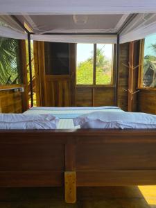 מיטה או מיטות בחדר ב-Surf Beach Hotel