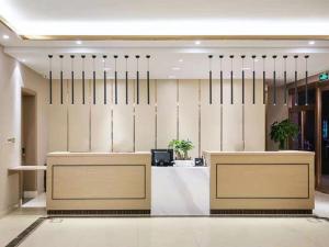 Lobby o reception area sa Hanting Premium Hotel Hangzhou Jiubao Passenger Transport Center