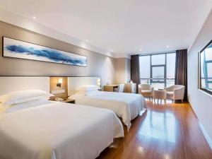 Rúm í herbergi á Hanting Premium Hotel Hangzhou Jiubao Passenger Transport Center