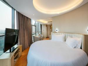 Un pat sau paturi într-o cameră la Hanting Premium Hotel Hangzhou Jiubao Passenger Transport Center