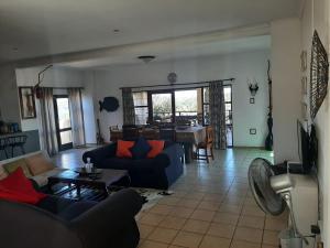 Sala de estar con 2 sofás y mesa en Lagoon Ndziva, Bilene, en Vila Praia Do Bilene