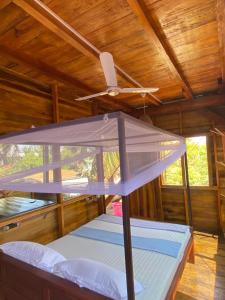 een stapelbed in een kamer met een plafond bij Surf Beach Hotel in Arugam Bay