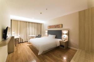 Cama ou camas em um quarto em Hanting Hotel Wuhan Happy Valley