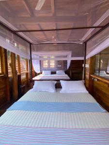 阿魯岡灣的住宿－Surf Beach Hotel，船上一间卧室配有两张床