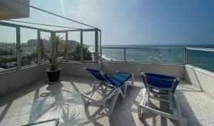 een balkon met twee stoelen en een tafel en een plant bij Ático Alegría Del Mar in Torrox Costa