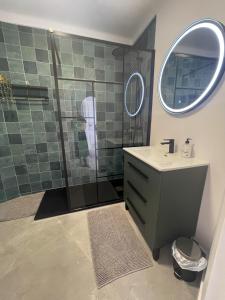 een badkamer met een wastafel en een douche met een spiegel bij Ático Alegría Del Mar in Torrox Costa