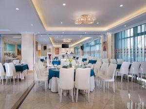 A restaurant or other place to eat at Vienna Hotel Tianjin Wuqing Dahua Headquarter