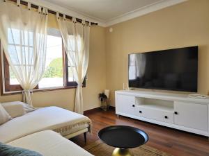 ein Wohnzimmer mit einem großen Flachbild-TV in der Unterkunft Villa Florica in L'Escala