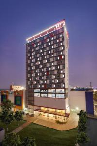 un gran edificio con luces encima en HI HOTEL SENEN en Yakarta