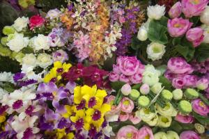 Ein Haufen verschiedener Arten von Blumen, die zusammengelegt wurden. in der Unterkunft RoomQuest Chiang Mai Tha Sala in Chiang Mai