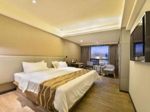Säng eller sängar i ett rum på Han Yong Rui Jiu Dian (Shen Zhen Ji Chang Dian )