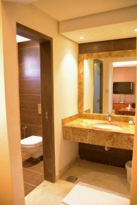 a bathroom with a sink and a toilet and a mirror at فندق تحسين العزيزية-Tahseen Azizia Hotel in Makkah