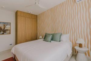 Postel nebo postele na pokoji v ubytování Tamarin Sunset Beach IV