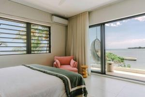 Postel nebo postele na pokoji v ubytování Tamarin Sunset Beach IV