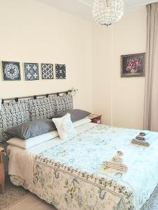 Private room and bathroom close to Piazzale Roma in Venice Mestre في ميستر: غرفة نوم بسرير وثريا