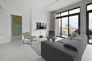 Μια τηλεόραση ή/και κέντρο ψυχαγωγίας στο ONE26 ON M - Fluent Serviced Apartments