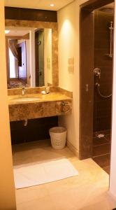 a bathroom with a large sink and a shower at فندق بياب العزيزية - Beyab Azizia Hotel in Mecca
