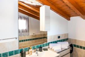 a bathroom with a sink and a mirror at Casa Vacanza al Vecchio Ponte 