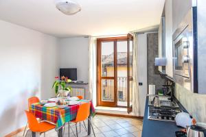 Η κουζίνα ή μικρή κουζίνα στο Casa Vacanza al Vecchio Ponte