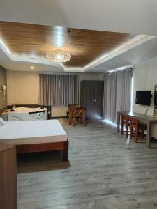 una camera d'albergo con letto e soggiorno di Norlu Cedec Midpoint Hotel a Rosario