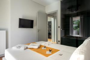 アテネにあるElliniko Luxury Residenceのベッドルーム1室(白い枕2つ付)