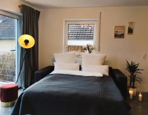 Un dormitorio con una cama con almohadas blancas y una ventana en Kaiserin Sisi für bis zu 6 - Arbeitsplatz, Badewanne, Parkplatz, Waschmaschine en Dinkelsbühl