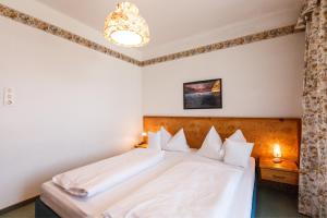 A bed or beds in a room at Wein & Landhaus Willi Opitz