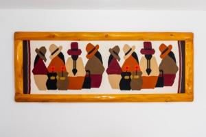 uma imagem de um grupo de pessoas em um quadro de imagem em Tourist house 1 em Otavalo