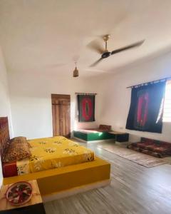 um quarto com uma cama e uma ventoinha de tecto em Zanzibat bungalow em Kendwa