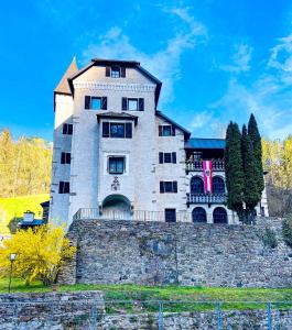 ein großes Gebäude auf einer Steinmauer in der Unterkunft Schloss Süßenstein in Hüttenberg