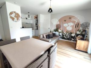 sala de estar con sofá y mesa en Appartement avec WIFI, terrasse, jardin à TREBEURDEN Réf - 678 en Trébeurden