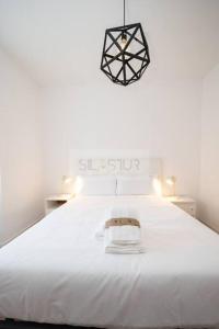 Llit o llits en una habitació de Vive Oviedo II Apartamento