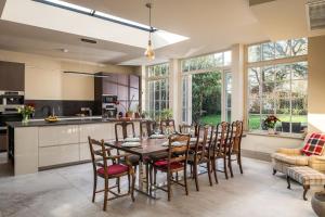 uma cozinha e sala de jantar com mesa e cadeiras em Grange Cottage em Bursledon