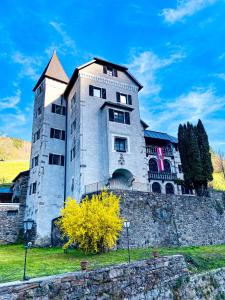 an old building on top of a stone wall at Schloss Süßenstein in Hüttenberg