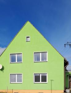 uma casa verde com janelas brancas em cima em Ferienhaus „Zum alten Fröhlich“ em Dresden