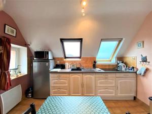 Kuchyň nebo kuchyňský kout v ubytování Appartement VUE MER au centre de TREGASTEL, à 600m de la plage - Réf 708