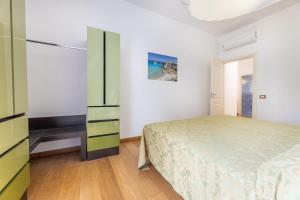 een slaapkamer met een bed en een dressoir bij Trilocale Corso Italia 24 piano terra con spazio esterno in Gallipoli