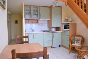Una cocina o cocineta en Appartement avec terrasse VUE SUR MER plage du Coz-Pors à TREGASTEL - Réf 726