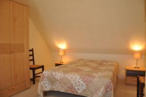 Una cama o camas en una habitación de Appartement avec terrasse VUE SUR MER plage du Coz-Pors à TREGASTEL - Réf 726